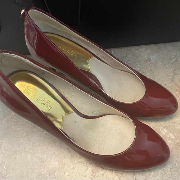 Michael Kors Wine Heels - Picture 2 of 6